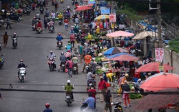 TP.HCM: Mẹ con người bán trái cây ở cổng Công ty PouYuen dương tính COVID-19