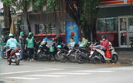 Hàng chục shipper ‘tụm năm tụm bảy’ bị mời về phường