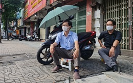 Đội nắng mưa hỗ trợ trò đi thi