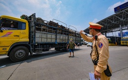 Nhiều tài xế phải quay đầu vì không có giấy xét nghiệm tại chốt kiểm soát vào Hà Nội