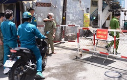Ba mẹ, đang giãn cách mà...!