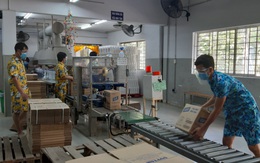 Chạy đua bảo vệ công nhân trước dịch
