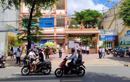 Thi xong 1 tiếng, thí sinh vẫn chưa ra về hết