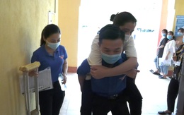 Nữ sinh bị thương ở chân, được thanh niên tình nguyện đưa đón đi thi mỗi ngày