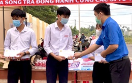 Trao học bổng cho thí sinh khó khăn ngay tại điểm thi