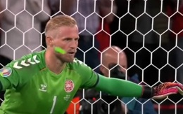 UEFA điều tra vụ thủ môn Schmeichel bị chiếu tia laser