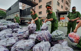 Văn phòng Cơ quan CSĐT Bộ Công an phía Nam hỗ trợ nhu yếu phẩm cho bà con khó khăn