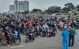 TP.HCM: Hàng trăm người tự ý về quê được khuyên quay lại nơi tạm trú, lên danh sách hỗ trợ