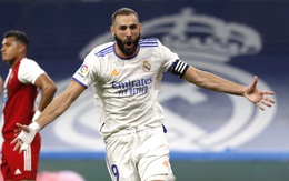 Benzema lập hat-trick giúp Real ngược dòng ngoạn mục và lên đầu bảng