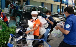 'Đi chợ hộ' vẫn quá tải, các phường nợ đơn liên tục, nhiều người đuối sức