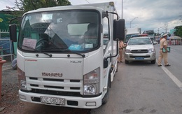 Dán logo xe 'vận chuyển từ thiện' chở người trái phép qua chốt kiểm dịch