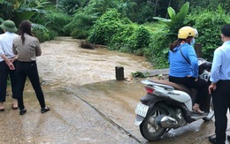 Bị ngã khi đi qua ngầm tràn, học sinh lớp 3 bị lũ cuốn tử vong