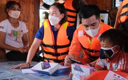 Chở máy tính, máy tính bảng, quà Trung thu đến cho trẻ em nghèo làng chài sông Hồng