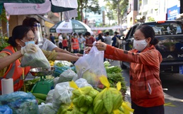 Quận 5 mở chợ lưu động cho người dân 'vùng xanh' đi mua hàng