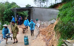 Sạt lở đất giữa khuya ở Hà Tĩnh, một cháu bé bị gãy chân khi đang ngủ