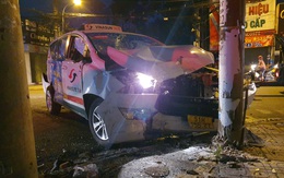 Taxi chở bệnh nhân vượt đèn đỏ, tông mạnh với xe tải