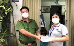 TP.HCM: Công an, quân đội, thầy cô giáo làm shipper sách giáo khoa