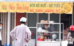 Dân Đồng Tháp Mười đổ đi mua bánh mì, hủ tiếu ăn sáng sau 50 ngày ở yên trong nhà