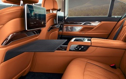 Mượn ý tưởng cửa cuốn, BMW làm... bàn ăn kết hợp túi để đồ sau ghế lái