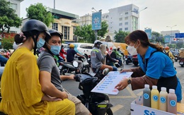 Bạn trẻ làm thêm kiếm tiền mùa Tết: 'Mừng muốn khóc vì được đi làm'