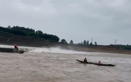 Phó giám đốc sở không mặc áo phao kẹt trên sông Thạch Hãn bị kiểm điểm