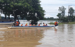 An Giang: Đưa rước học sinh vùng lũ đến trường