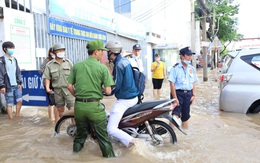 Triều cường dâng ngập bệnh viện giữa Cần Thơ