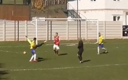 Bị chơi xấu, thủ môn 'triển' kungfu vào đối thủ