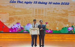 Tân thủ khoa Trường đại học Y dược Cần Thơ được tặng thưởng một năm học phí