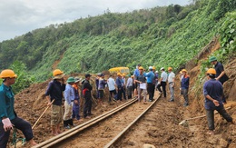 Thông đường sắt Bắc - Nam sau 1 ngày gián đoạn do mưa lũ lớn