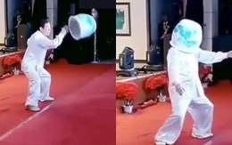 Võ sư Trung Quốc quê một cục khi diễn xiếc