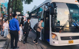 Trường nhiều cơ sở, sinh viên mướt mồ hôi vượt hàng chục cây số đi học
