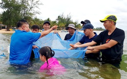 Ruốc vô bờ đỏ biển Phú Quốc, chủ khách sạn và khách kéo nhau xúc ruốc, kéo cá