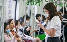 Nhiều người chuyển sang đi tàu metro vì 'không phải xếp hàng đổ xăng'