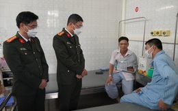 Hai cảnh sát giao thông bị thương khi truy đuổi ô tô nghi chở lâm sản trái phép