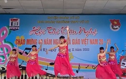 Nhóm nam sinh múa bụng, lắc mông siêu dẻo trong hội thi mừng 20-11