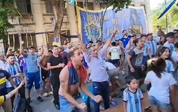 Người dân Argentina nhảy nhót ăn mừng khi Messi sút penalty thành công