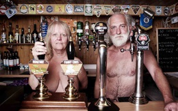'Đỏ mặt' khi đến thăm ngôi làng toàn người khỏa thân ở Anh