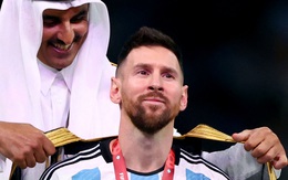 Ý nghĩa của chiếc áo choàng Messi mặc khi nhận cúp