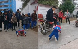 Cả trường lác mắt với pha lên xe công phu của cậu bé giỏi võ công