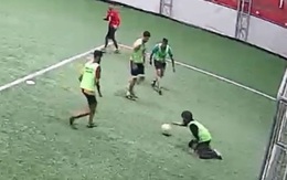 Bóng lăn nhẹ hều nhưng thủ môn vẫn bị thủng lưới