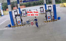 Người phụ nữ ngơ ngác khi thấy nam nhân viên cây xăng rượt bắt vịt của mình