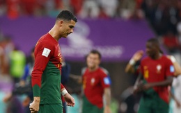 Ronaldo lủi thủi bỏ về phòng thay đồ khi đồng đội ăn mừng chiến thắng