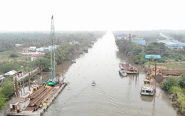 Mùng 7 bắt đầu đắp đập thép ngăn mặn trên kênh Nguyễn Tấn Thành