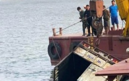 Xe tải bất ngờ trôi xuống sông trong lúc chờ phà, một người chết