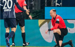 Hoãn trận Bochum và Gladbach vì trọng tài biên bị CĐV ném vật cứng vào đầu