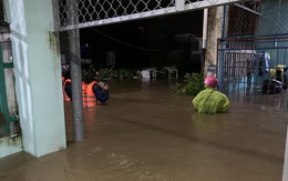 Mưa trái mùa, nhiều khu dân cư Đà Nẵng chạy lụt giữa khuya