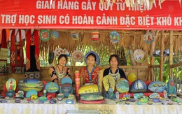 Vẽ tranh đá gây quỹ giúp học trò nghèo