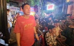 Bố mẹ của tiền đạo Tiến Linh vừa cổ vũ con, vừa tất bật... bán cà phê