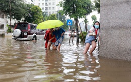 Học sinh Hà Nội bì bõm lội nước về nhà sau giờ tan học